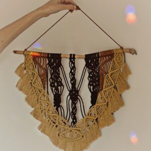 Tapiz Artesanal de Macramé con Madera Natural