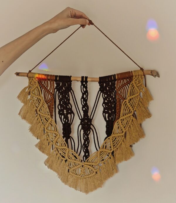 Tapiz Artesanal de Macramé con Madera Natural