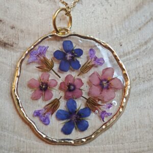 Collar Artesanal con Flores Naturales en Resina