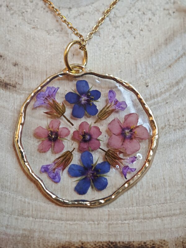 Collar Artesanal con Flores Naturales en Resina
