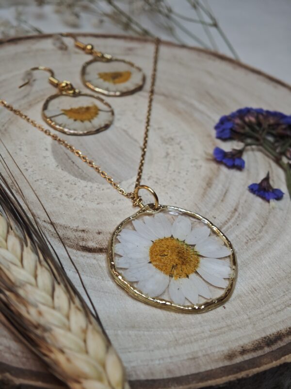 Set Collar y Pendientes con Flores Naturales en Resina