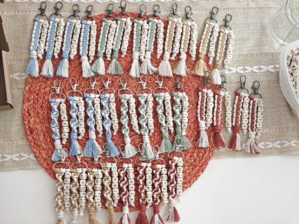 Llavero Artesanal de Macramé Personalizable - Imagen 2